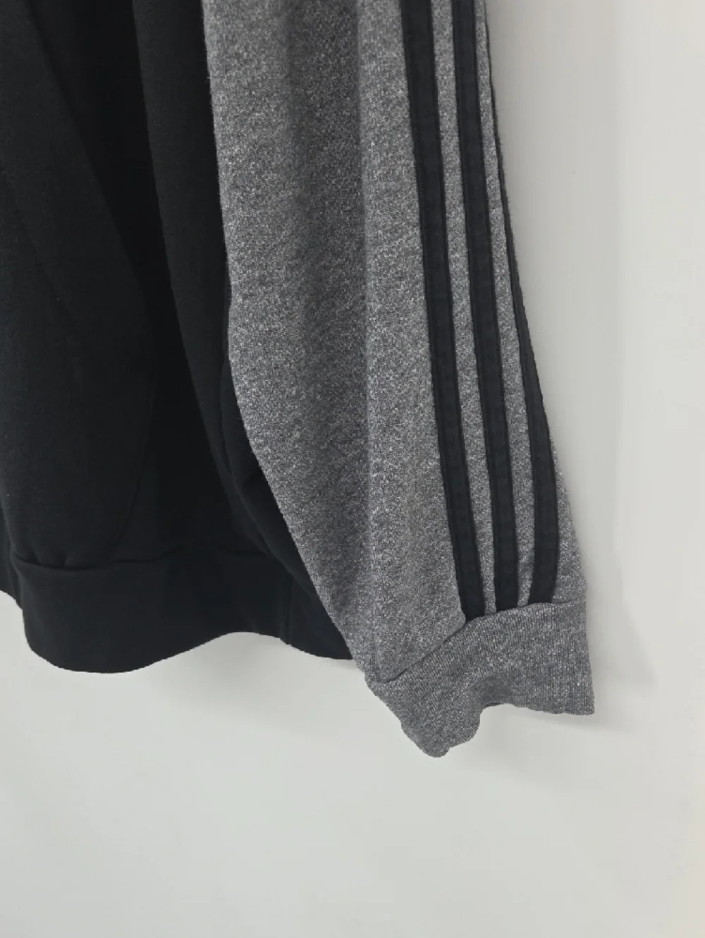 Adidas Men’s Black & Gray Pullover Hoodie with Stripes XL